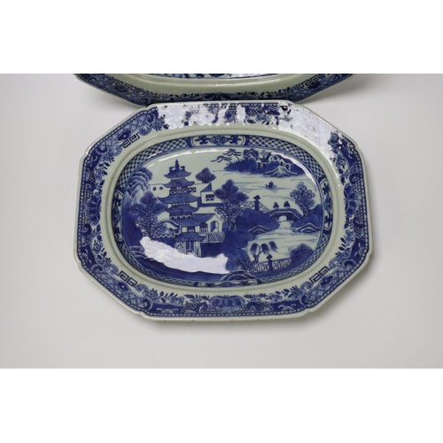 1401 - A pair of late 18th century Chinese export serving plates, 36cm