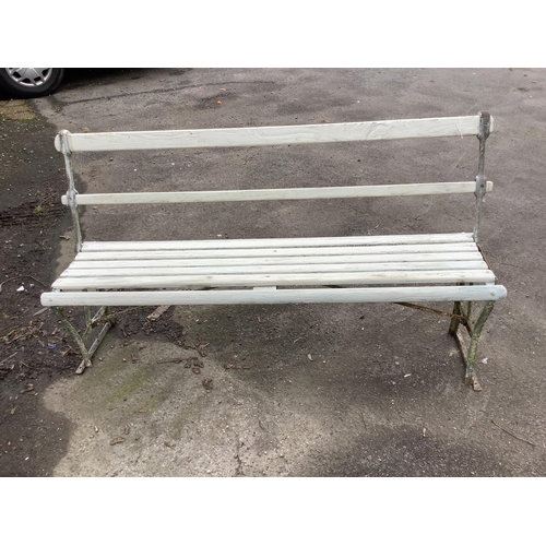 159 - A reversible slatted wood bench, width 145cm, height 80cm