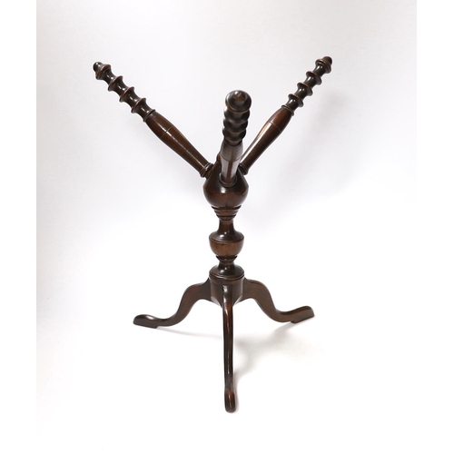 433 - A George III turned mahogany cat stand, 34cm