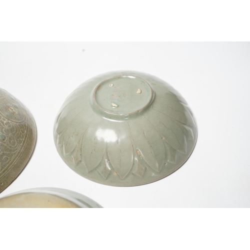 499 - Two Korean celadon bowls, Goryeo dynasty (11th/12th century), the first carved with lotus petals to ... 