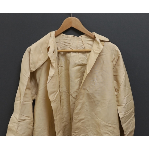 522 - A ladies 20th century cream shantung silk summer duster coat