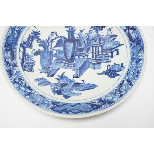 532 - A 19th century Chinese blue and white Hundred Antiques dish, with fish to the border, 30cm in diam... 