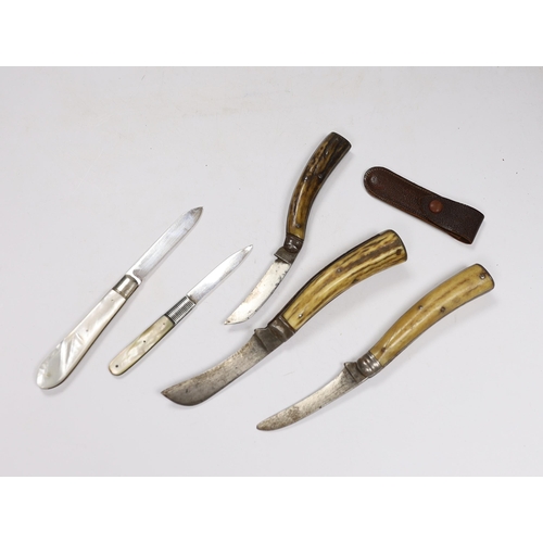 562 - Six penknives, folding fruit knives, etc. including three antler/bone handled pruning knives by Thom... 