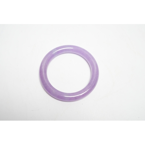 568 - A Chinese lavender hardstone bangle