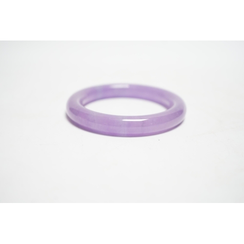 568 - A Chinese lavender hardstone bangle