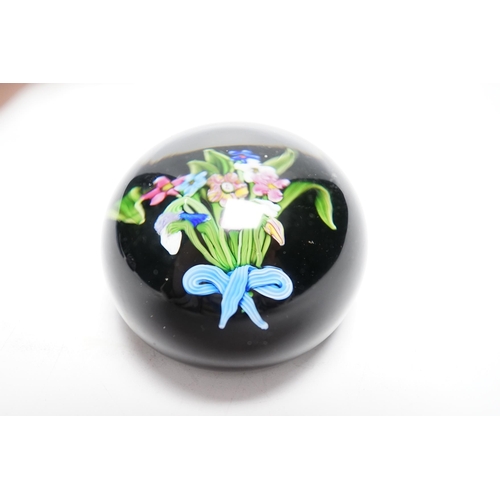 594 - A Paul Ysart small flower bouquet glass paperweight, pre-war Moncrieff period, PY cane, the bouq... 