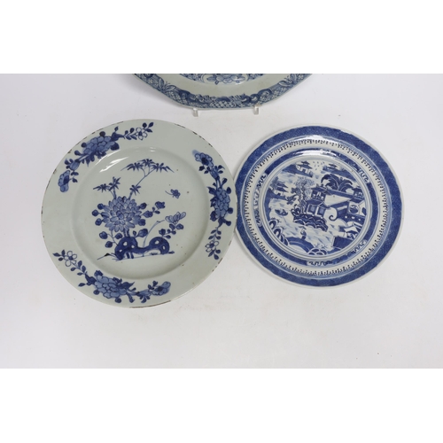 617 - Two Chinese blue and white export plates and four other Chinese plates, largest 23cm in diameter... 