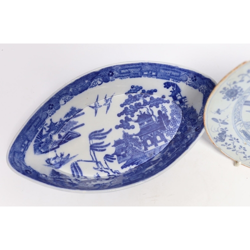 621 - An 18th century delftware plate and blue and white pearlware plate, largest 28cm wide