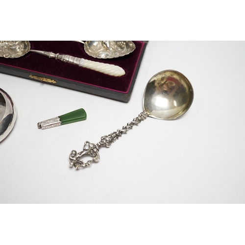 855 - A cased pair of late Victorian mother of pearl handled silver 'berry' spoons, by A.J. Bailey, Birmin... 