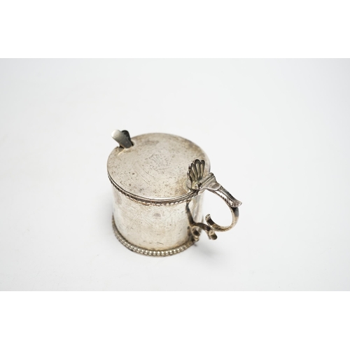 863 - An early Victorian silver drum mustard, maker's mark rubbed, Birmingham, 1843, height 75mm, with two... 