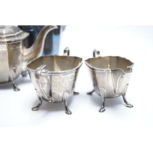 864 - A George V silver three piece silver tea set, George Wish, Sheffield, 1929, 37.6oz, together with a ... 