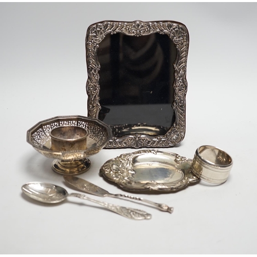 866 - Sundry small silver and plate including a mounted photograph frame, napkin ring bonbon dish, plated ... 