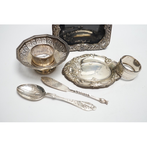 866 - Sundry small silver and plate including a mounted photograph frame, napkin ring bonbon dish, plated ... 