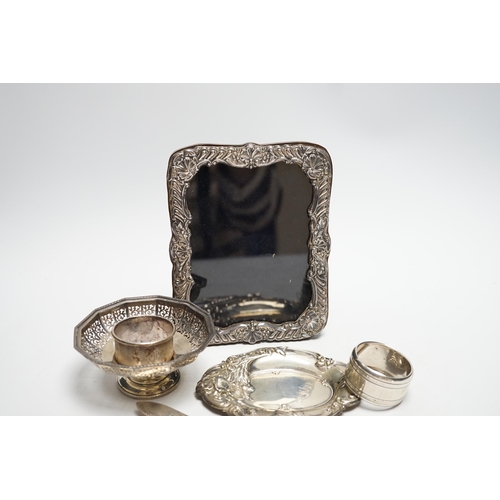 866 - Sundry small silver and plate including a mounted photograph frame, napkin ring bonbon dish, plated ... 