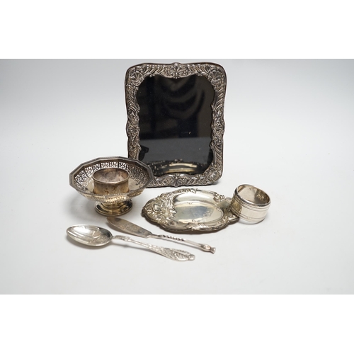 866 - Sundry small silver and plate including a mounted photograph frame, napkin ring bonbon dish, plated ... 