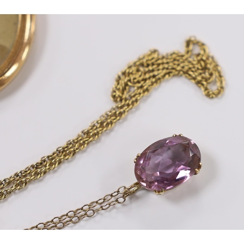 913 - A modern 9ct gold and gem set dress ring, a 9ct gold and amethyst set pendant on a 9ct chain, a simi... 