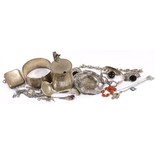 914 - A small group of sterling or white metal jewellery, including a sterling bangle, together with  a Ge... 