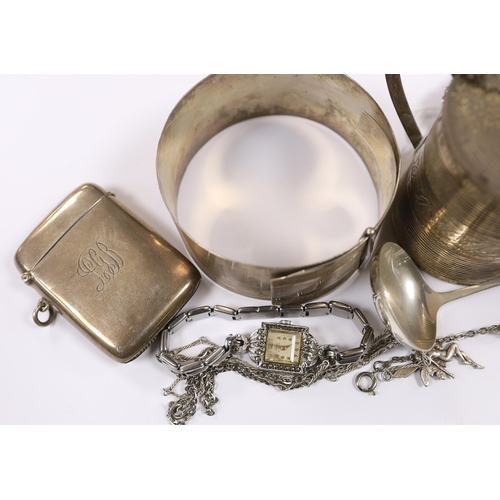 914 - A small group of sterling or white metal jewellery, including a sterling bangle, together with  a Ge... 