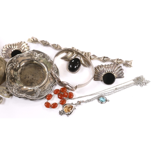 914 - A small group of sterling or white metal jewellery, including a sterling bangle, together with  a Ge... 