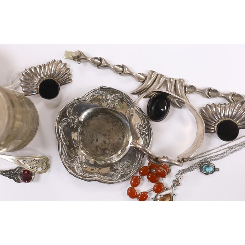 914 - A small group of sterling or white metal jewellery, including a sterling bangle, together with  a Ge... 