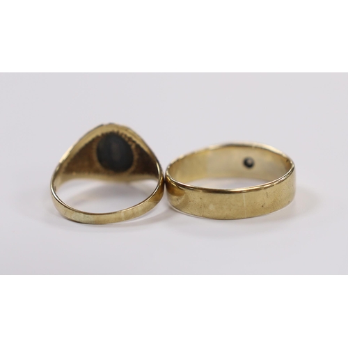 933 - A pair of engine turned 9ct gold cufflinks, a 9ct 'Lincoln Imp' brooch and two 9ct rings including h... 