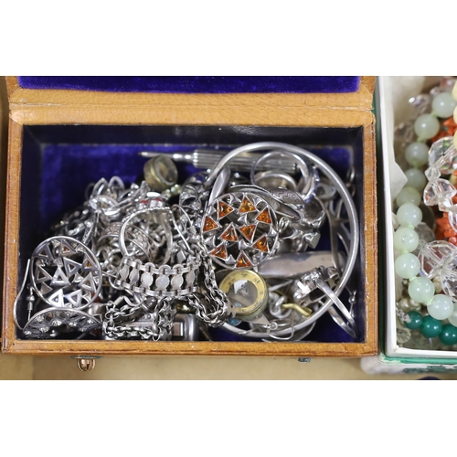 959 - A collection of assorted jewellery, including French jet, banded agate and malachite beads, paste se... 