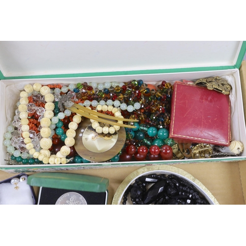 959 - A collection of assorted jewellery, including French jet, banded agate and malachite beads, paste se... 