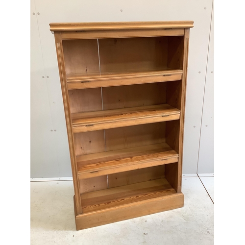 1009 - An early 20th century pitch pine open bookcase, width 75cm, depth 25cm, height 122cm