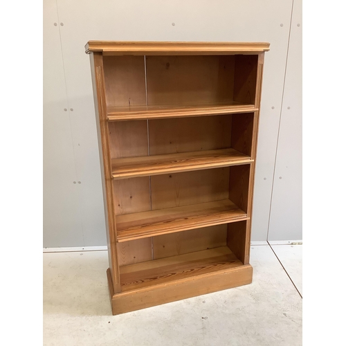 1009 - An early 20th century pitch pine open bookcase, width 75cm, depth 25cm, height 122cm