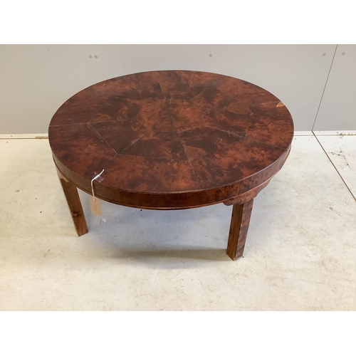 1060 - A circular amboyna coffee table, diameter 91cm, height 40cm