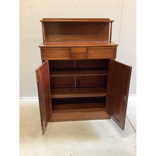 1095 - A small early Victorian mahogany chiffonier, width 80cm, depth 38cm, height 119cm