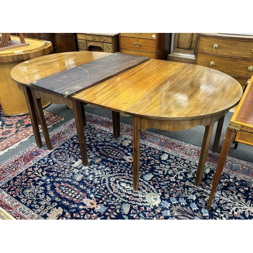 1171 - A George III mahogany D end extending dining table, 264cm extended, three spare leaves, width 121cm,... 