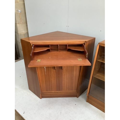 1012 - A mid century G-Plan teak corner bureau / combined bookcase, length 161cm, depth 70cm, height 85cm... 