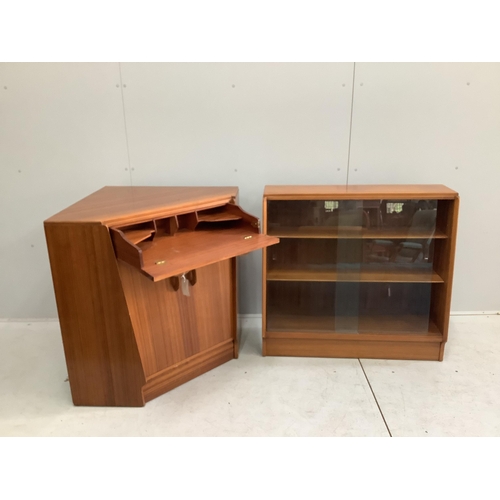 1012 - A mid century G-Plan teak corner bureau / combined bookcase, length 161cm, depth 70cm, height 85cm... 