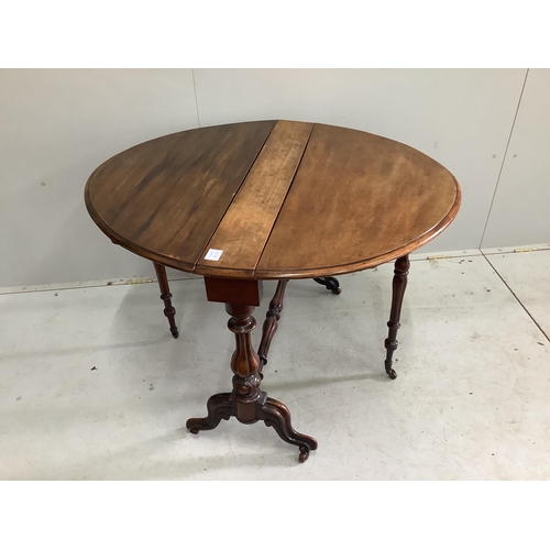 1114 - A Victorian walnut oval Sutherland table, width 89cm, height 71cm