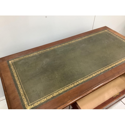 1136 - A Victorian mahogany pedestal desk, width 119cm, depth 59cm, height 74cm