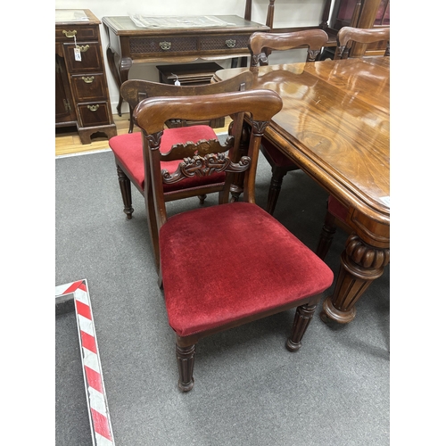 1205 - A Victorian mahogany extending dining table, 232cm extended, two spare leaves, depth 118cm, height 7... 