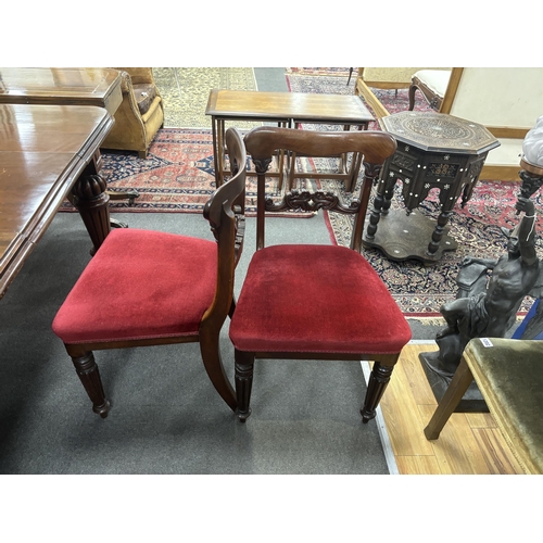 1205 - A Victorian mahogany extending dining table, 232cm extended, two spare leaves, depth 118cm, height 7... 