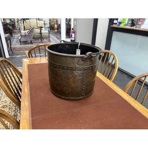 1215 - A late Victorian Arts and Crafts hammered copper coal bucket with iron swing handle, diameter 34cm, ... 