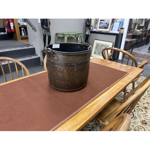 1215 - A late Victorian Arts and Crafts hammered copper coal bucket with iron swing handle, diameter 34cm, ... 