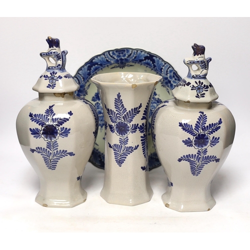 1270 - A late 18th century Delft garniture of three vases, two with covers,  32cm, together with a modern D... 