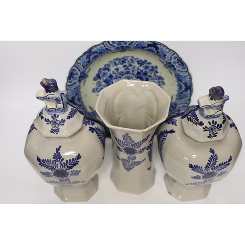 1270 - A late 18th century Delft garniture of three vases, two with covers,  32cm, together with a modern D... 