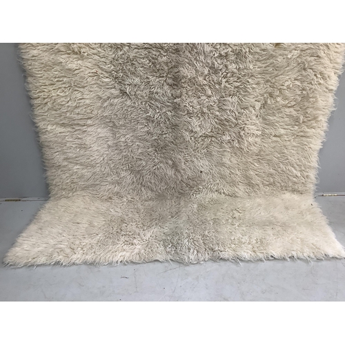 165 - A faux sheepskin carpet, 290 x 200cm