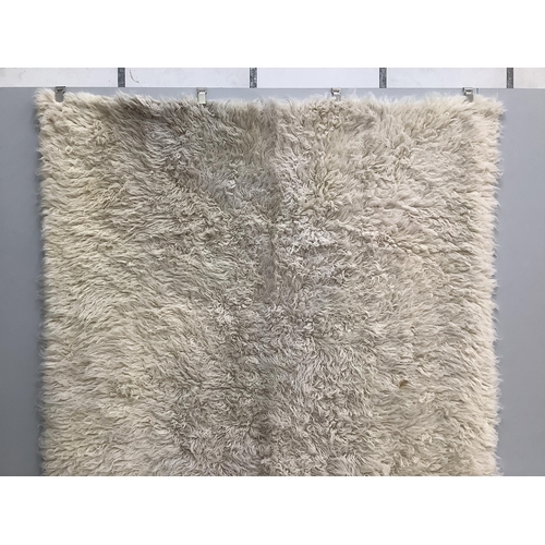 165 - A faux sheepskin carpet, 290 x 200cm