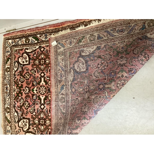 204 - A North West Persian peach ground rug, 148 x 100cm