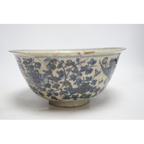 263 - A Chinese Swatow blue and white basin, 16th / 17th century, 28cm diameter