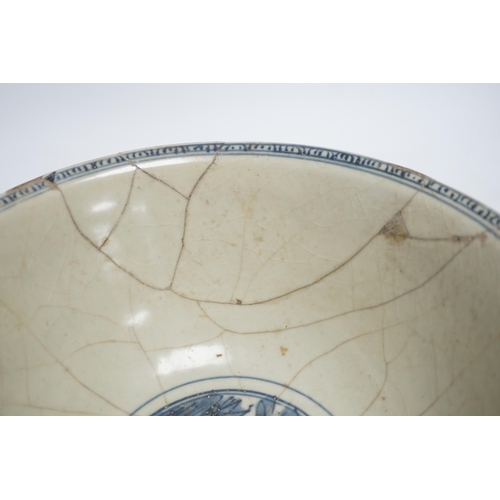 263 - A Chinese Swatow blue and white basin, 16th / 17th century, 28cm diameter