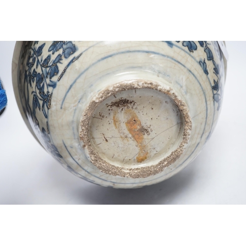 263 - A Chinese Swatow blue and white basin, 16th / 17th century, 28cm diameter