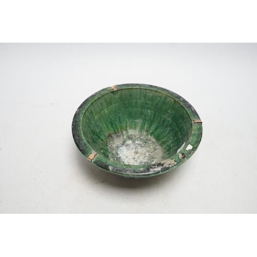 321 - A Chinese green glazed bowl, Yuan-Ming dynasty, 19cm diameter