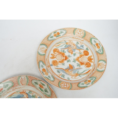 332 - A pair of Chinese Swatow enamelled porcelain plates, late 16th century, 24cm